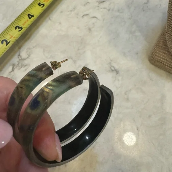 Alexis Bittar RARE peacock feather lucite 2” hoop earrings STUNNING - Picture 9 of 9